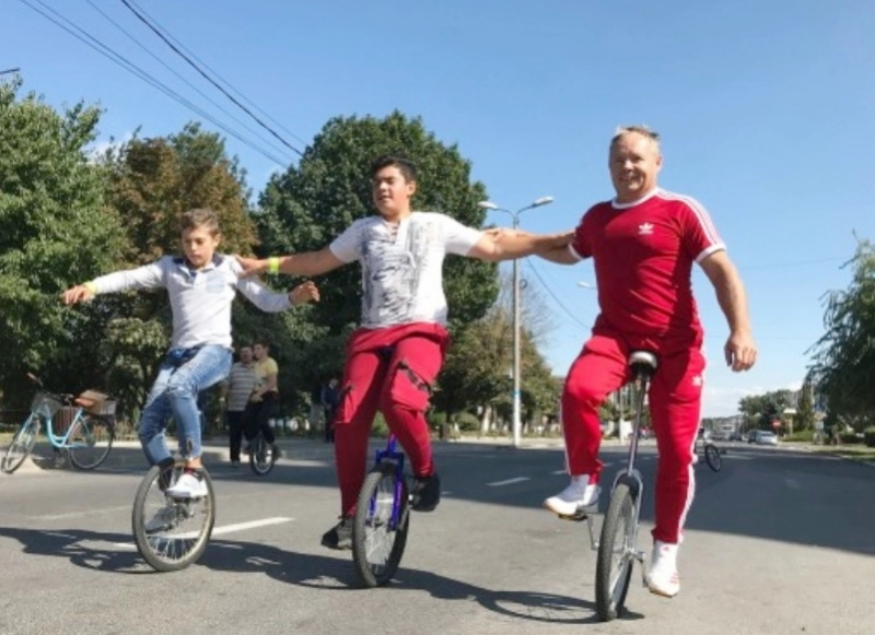 elevii-de-la-recea-demonstratie-inedita-de-mers-pe-monociclu-in-cadrul-saptamanii-europene-a-mobilitatii