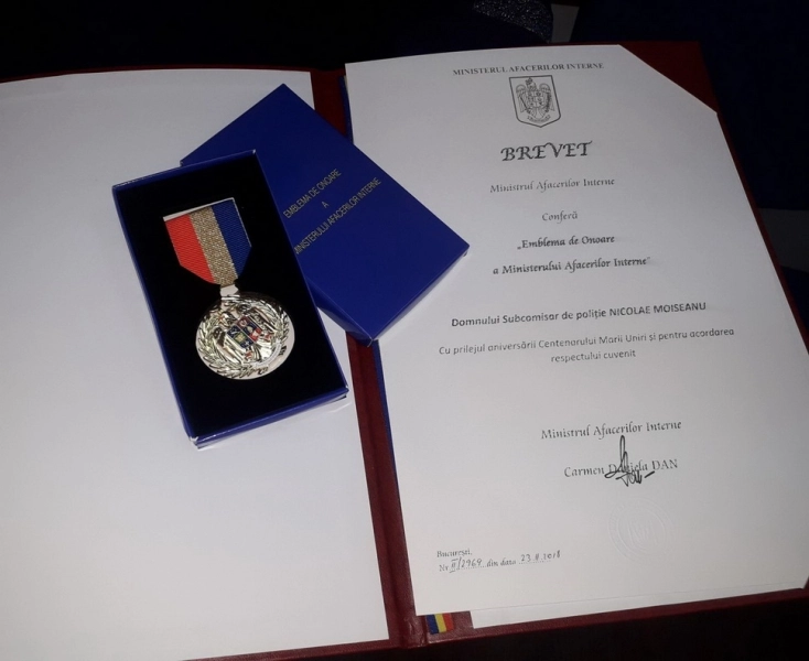embleme-de-onoare-pentru-doi-angajati-de-la-pasapoarte-si-inmatriculari