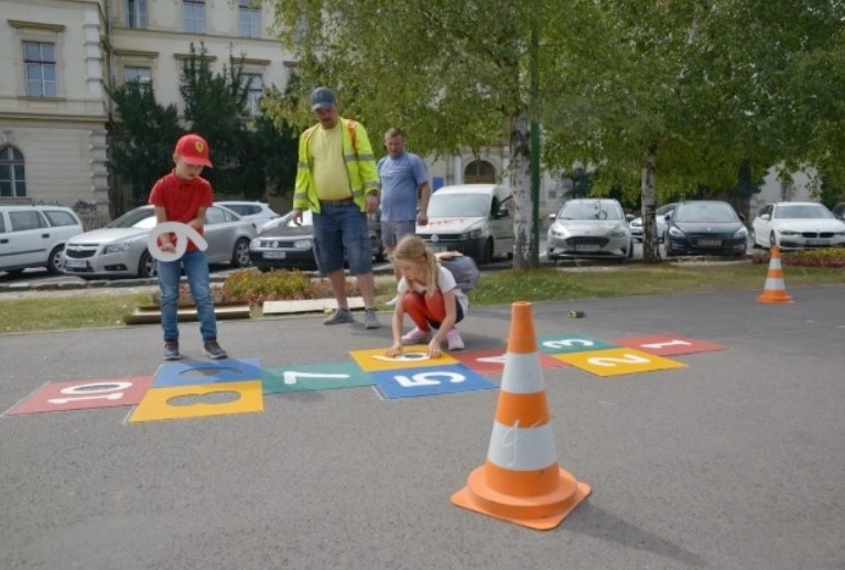 jocuri-educative-pentru-copii-cu-ajutorul-marcaje-pietonale-in-brasov