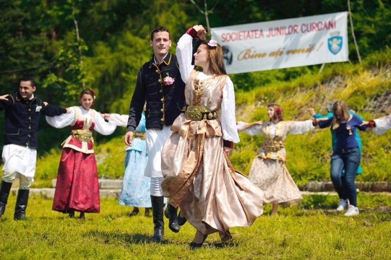 junii-curcani-ne-invita-duminica-la-jocul-stramosesc-de-la-crucea-musicoiului