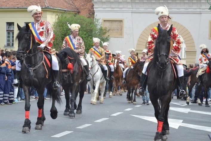 junii-impreuna-cu-o-delegatie-a-jandarmeriei-brasov-aduc-lumina-sfanta-la-brasov