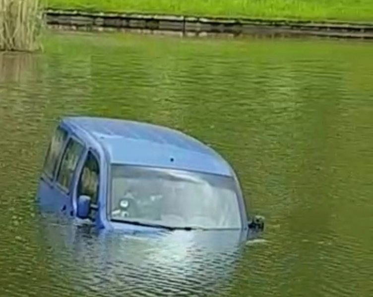 masina-cazuta-in-lacul-noua