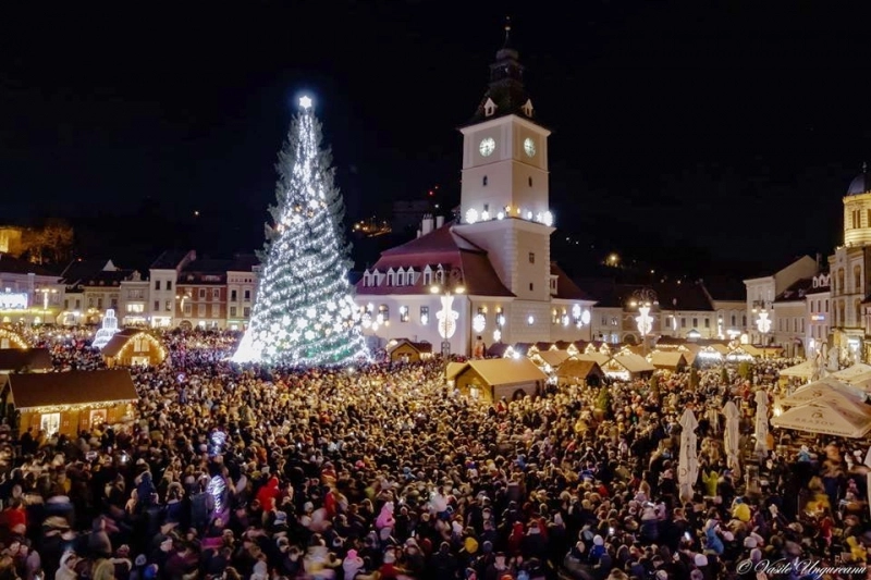 mii-de-brasoveni-prezenti-la-aprinderea-luminitelor-de-sarbatoare