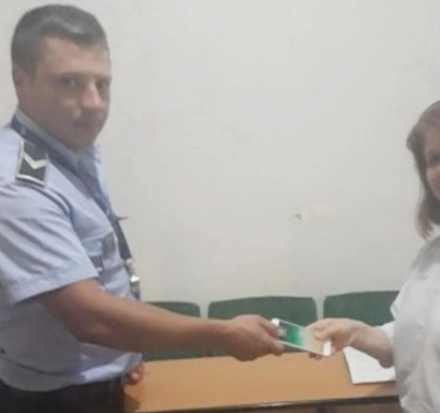 o-constanteanca-a-primit-inapoi-telefonul-uitat-in-piata-plina-de-oameni