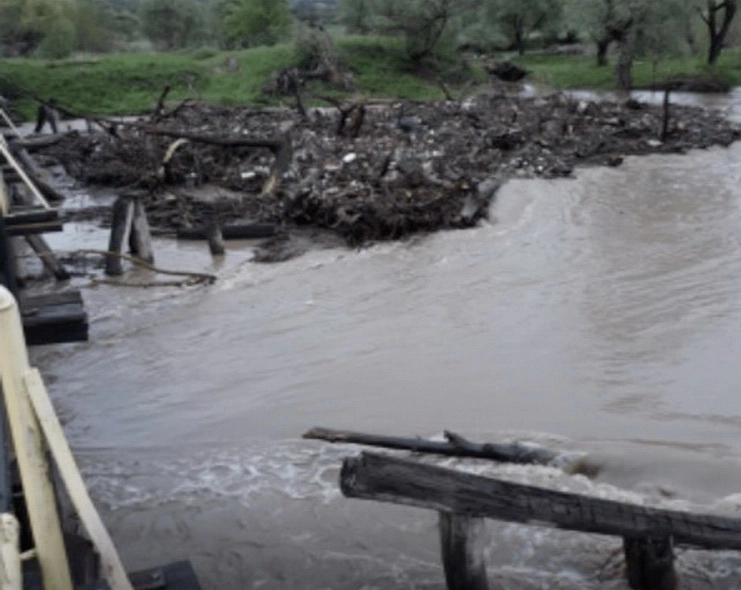 o-parte-din-lucrarile-executate-la-noile-poduri-de-la-comana-si-halmeag-sau-dus-pe-apa-oltului