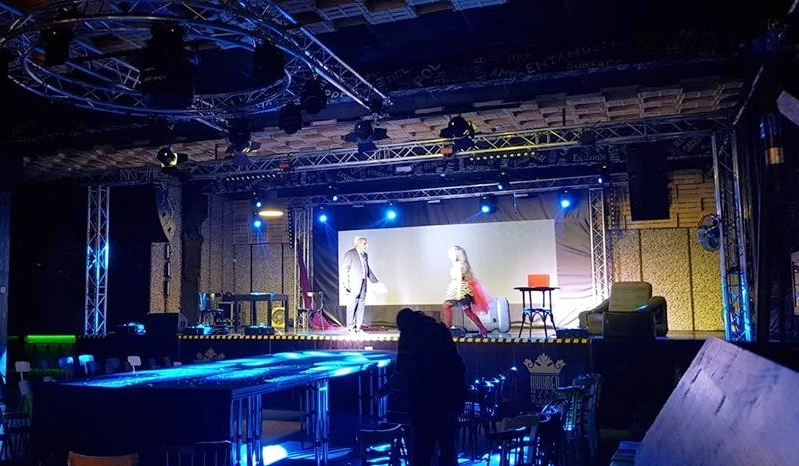 patru-actori-brasoveni-scot-teatrul-in-club