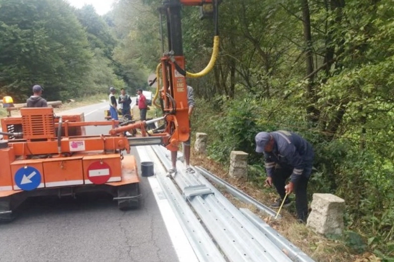 pe-dn-10-la-limita-dintre-judetele-brasov-si-covasna-a-inceput-montarea-de-elemente-de-siguranta