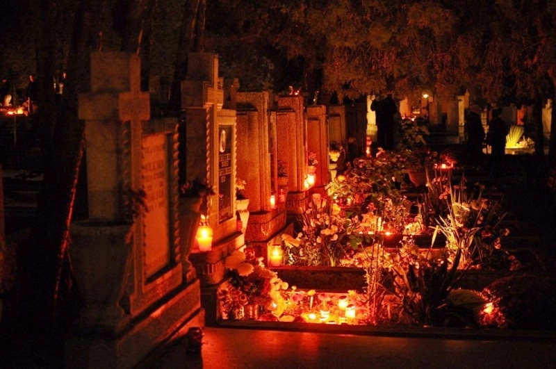 pregatiri-pentru-luminatie-ziua-in-care-cimitirele-din-transilvania-sunt-pline-de-candele-si-flori