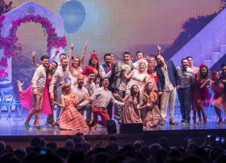 premiera-la-brasov-musicalul-mamma-mia-cu-o-distributie-de-zile-mari