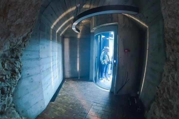 premiul-pentru-cel-mai-special-lift-din-lume-a-ajuns-ieri-la-bran