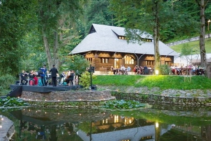 primul-concert-din-aceasta-vara-pe-insula-lacului-de-la-castelul-bran