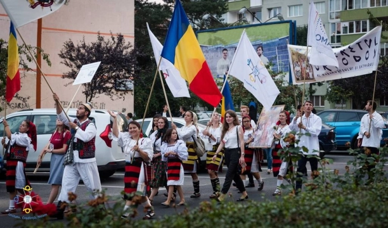 procesiune-cu-faclii-prin-centrul-brasovului-pentru-a-marca-anul-omagial-al-satului-romanesc