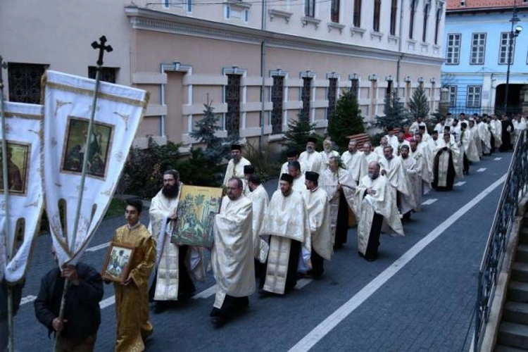 procesiune-pe-strazile-brasovului-in-cinstea-floriilor-si-concert-paula-seling-in-biserica-de-lemn