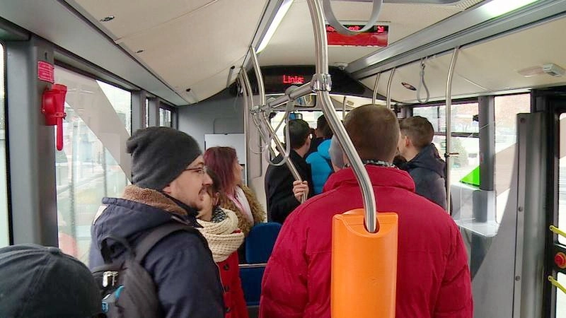 ratbv-face-apel-la-calatori-tinetiva-bine-in-autobuz