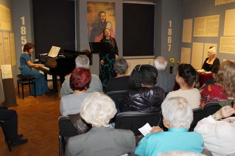 recital-pe-versuri-de-mihai-eminescu-la-casa-muresenilor