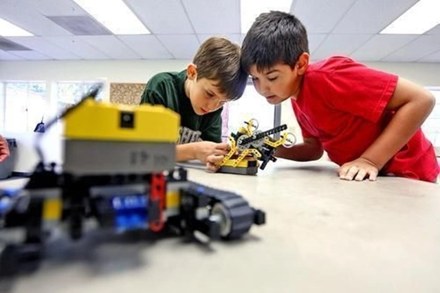 robotor-trofeul-international-de-robotica-pentru-a-doua-oara-la-brasov