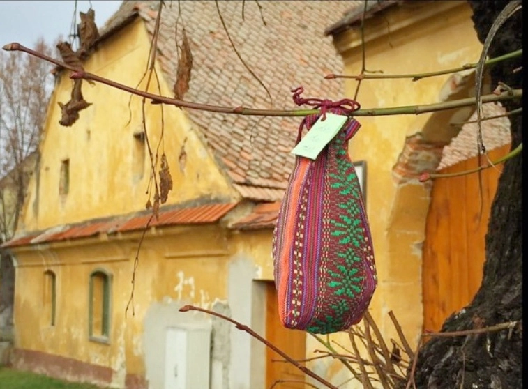 saculetii-misteriosi-un-obicei-devenit-traditie-la-cristian