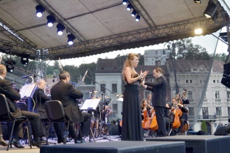 sarbatoarea-muzicii-spectacol-dedicat-maicii-domnului-ocrotitoarea-brasovului