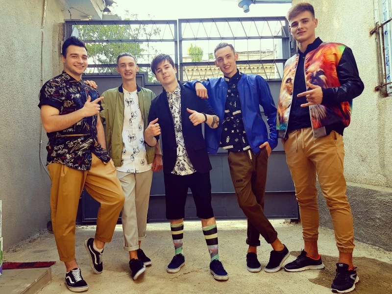 smiley-ii-ia-pe-emilian-jean-gavril-si-7-klase-in-concertele-de-deschidere-din-turneul-smileyomul