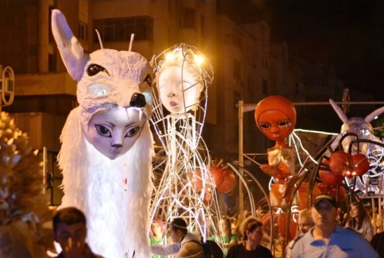 spectaculoase-papusi-gigant-in-piata-sfatului-acestea-vor-defila-joi-pe-strada-muresenilor