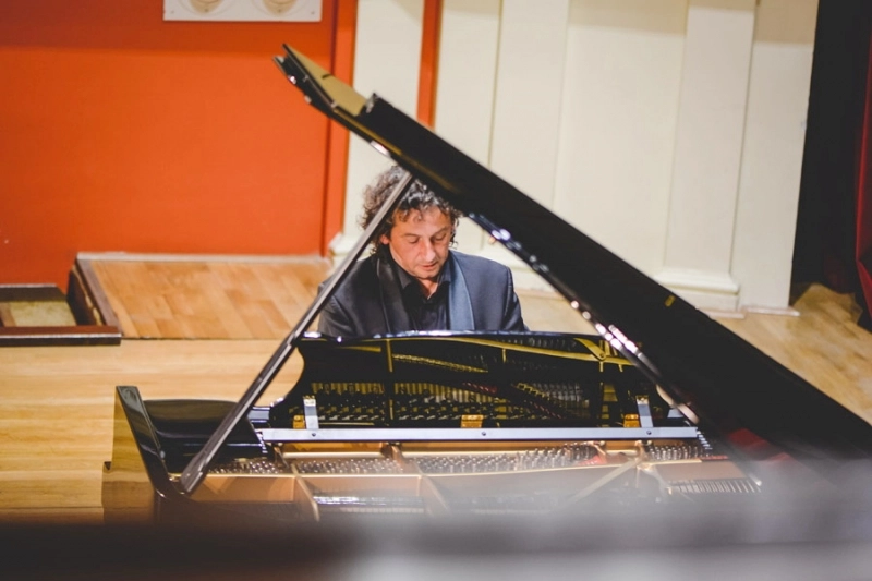 start-pentru-turneul-pianul-calator-pianistul-brasovean-horia-mihail-va-sustine-15-concerte