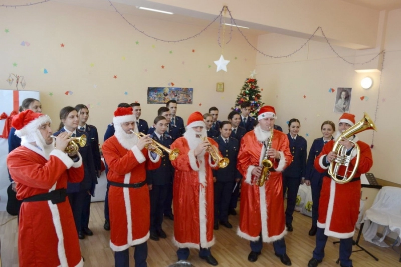 studentii-academiei-fortelor-aeriene-ajutoarele-lui-mos-craciun