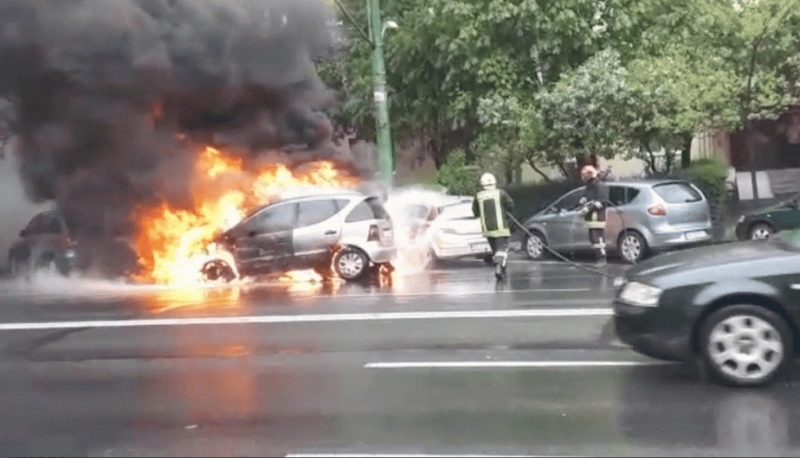 un-autoturism-sa-facut-scrum-pe-bdul-al-vlahuta-flacarile-au-parjolit-si-alte-masini-parcate