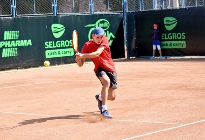 un-junior-de-16-ani-a-castigat-turneul-de-tenis-al-brasovului