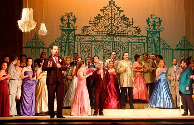 vaduva-vesela-vineri-la-opera-brasov