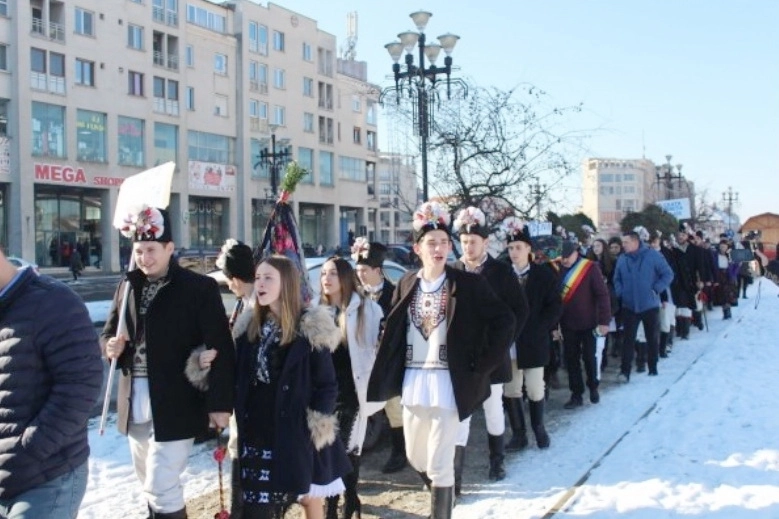15-cete-la-parada-care-au-incheiat-sarbatorile-de-iarna-la-fagaras