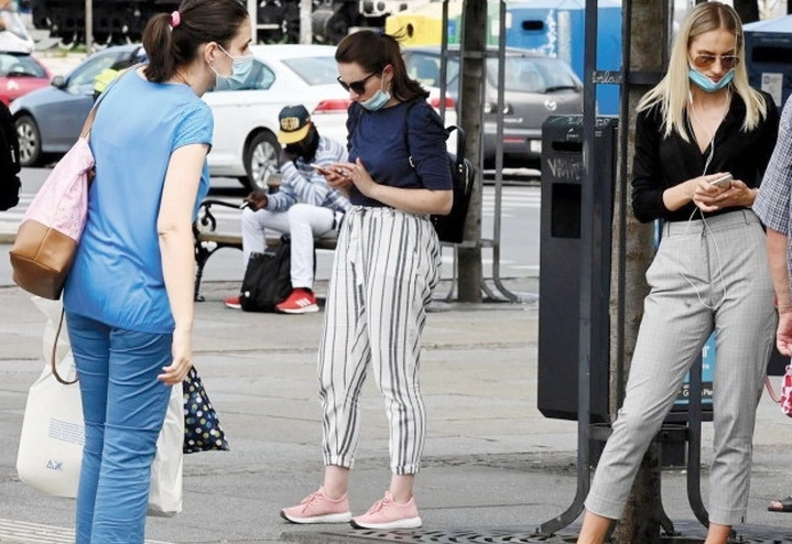 brasovenii-vor-trebui-sa-poarte-din-1-august-masti-si-in-spatiile-deschise-aglomerate