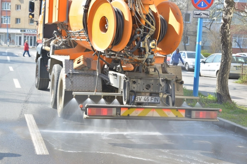 cei-care-fac-curat-pe-strazile-din-brasov-nau-nici-paste-nici-florii