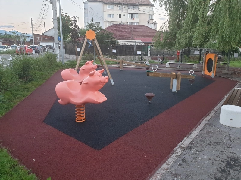 constructorul-care-amenaja-doua-locuri-de-joaca-pus-sa-refaca-lucrarile-de-primaria-rasnov