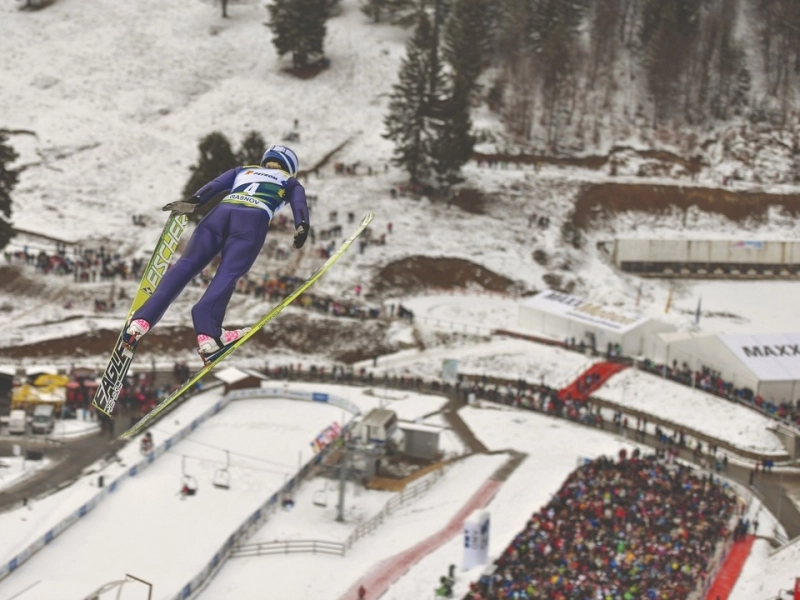 cupa-mondiala-feminina-de-sarituri-cu-schiurile-la-rasnov-(1)