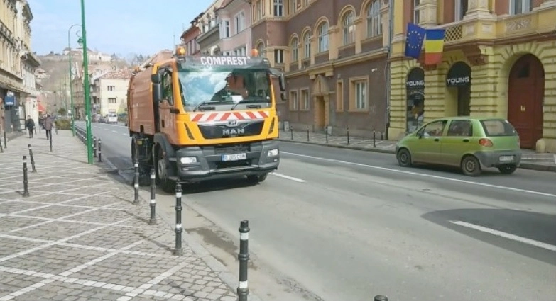 daca-tot-nu-e-zapada-a-inceput-curatenia-de-primavara-pe-strazile-din-brasov
