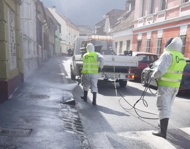 dezinfectie-pe-strazi-trotuare-si-la-boxele-de-gunoi-in-municipiul-brasov