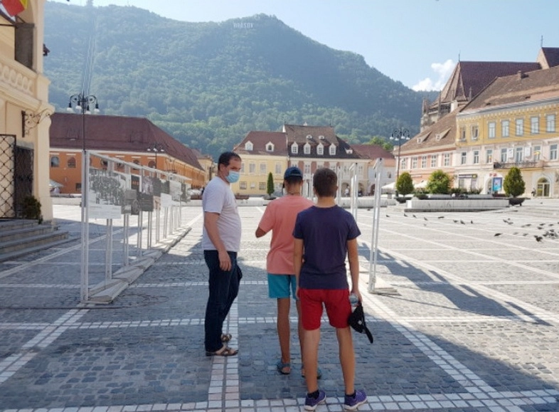 doi-copii-la-pas-prin-brasov-prin-programul-vacanta-artelor