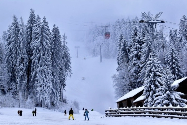 domeniul-schiabil-din-poiana-brasov-luat-cu-asalt-de-iubitorii-sporturilor-de-iarna