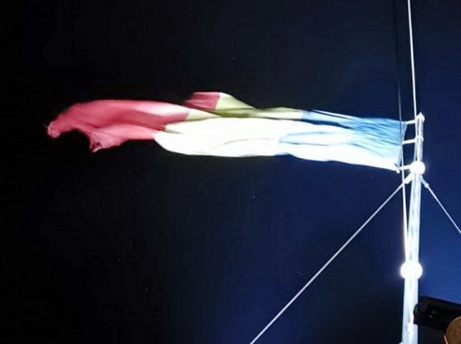 drapelele-de-pe-tampa-si-de-la-turnul-alb-vizibile-si-noaptea