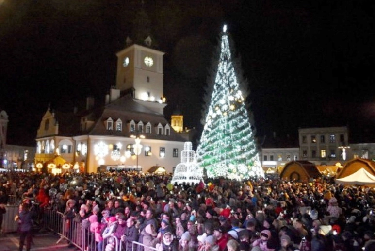 duminica-ultima-zi-cu-bradul-impodobit-in-piata-sfatului