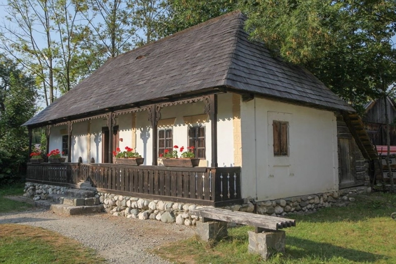 evacuarea-muzeului-satului-din-bran-a-fost-amanata