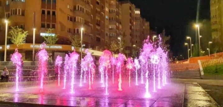 fantana-colorata-de-pe-pietonalul-din-racadau-la-primele-probe