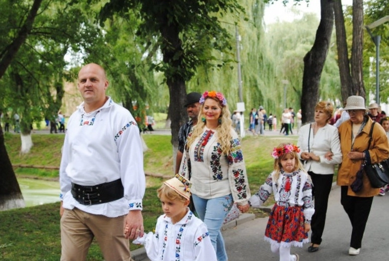 ia-sau-camasa-traditionala-biletul-de-intrare-la-muzeul-civilizatiei-urbane-a-brasovului
