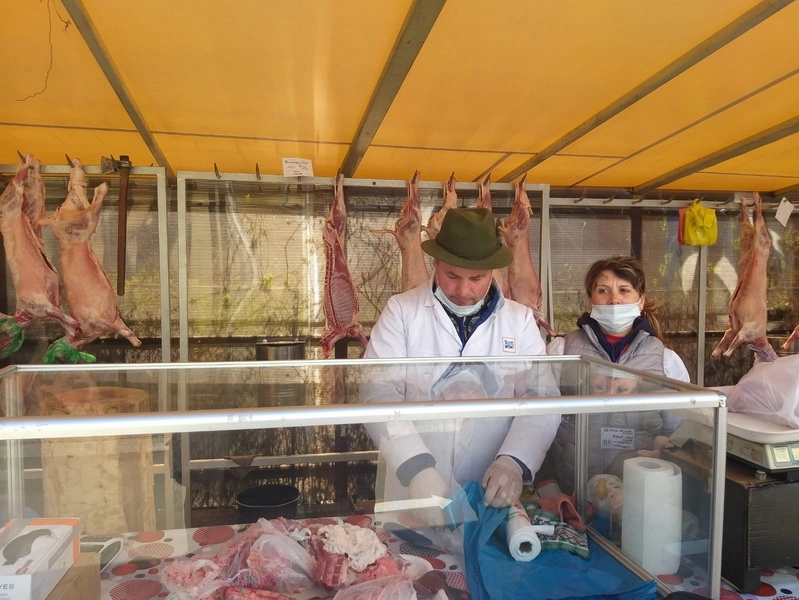 in-pietele-brasovului-au-aparut-mieii-de-paste-pret-unic-25-de-lei-kilogramul