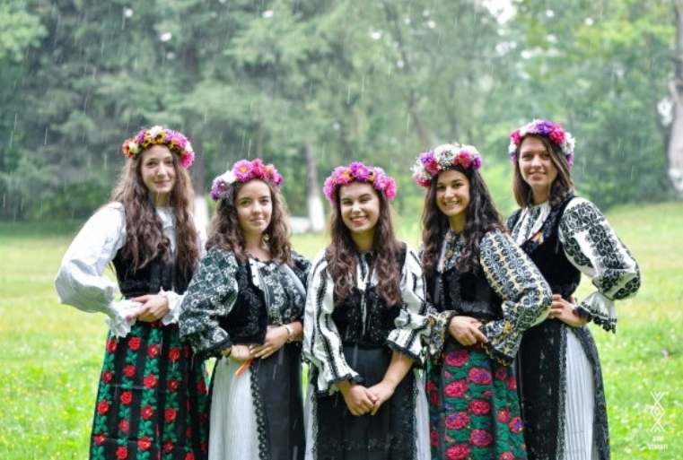 inflorituri-cu-acul-la-muzeul-civilizatiei-urbane-a-brasovului-