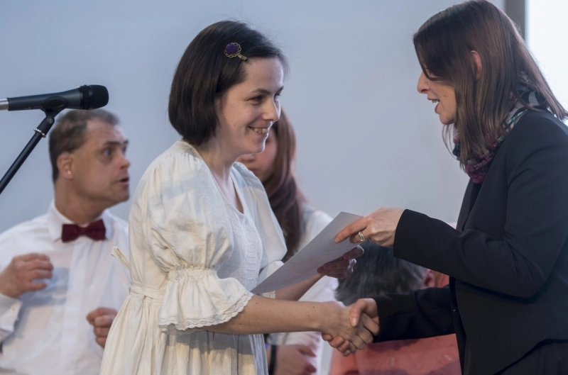 o-fosta-violonista-de-la-filarmonica-brasov-lovita-de-o-boala-extrem-de-rara