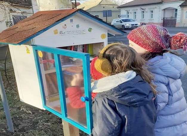 o-minibiblioteca-in-strada-la-sanpetru-inaugurata-de-ziua-cititului-impreuna-