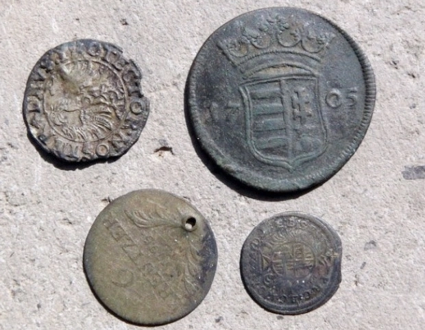 o-moneda-emisa-de-orasul-brasov-in-1613-descoperita-in-timpul-lucrarilor-de-reablitare