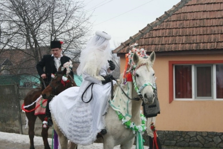 obiceiul-traditional-farsang-la-ormenis
