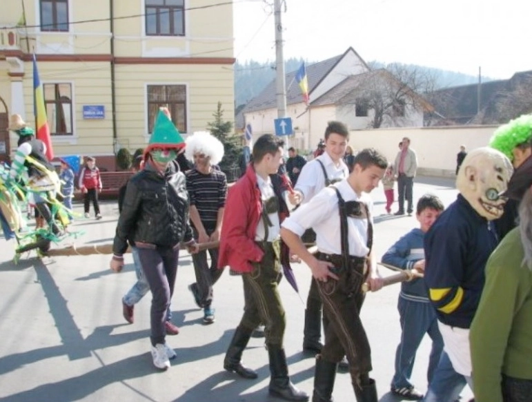 obiceiuri-inainte-de-lasata-secului-in-satele-din-judetul-brasov